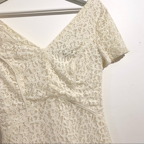 DYNAMITE Lace V-Neck Bodicon Dress - Picture 5 of 10